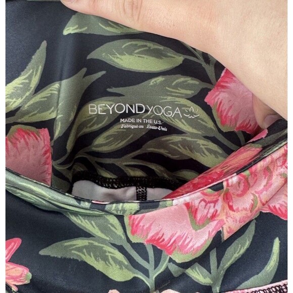 Beyond Yoga capri legging in protea vine print Women’s Large - Picture 4 of 5